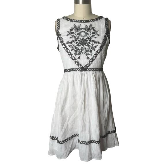 Nicole Miller Studio White A-Line Dress With Black Floral Embroidery Size 4 - Picture 1 of 5